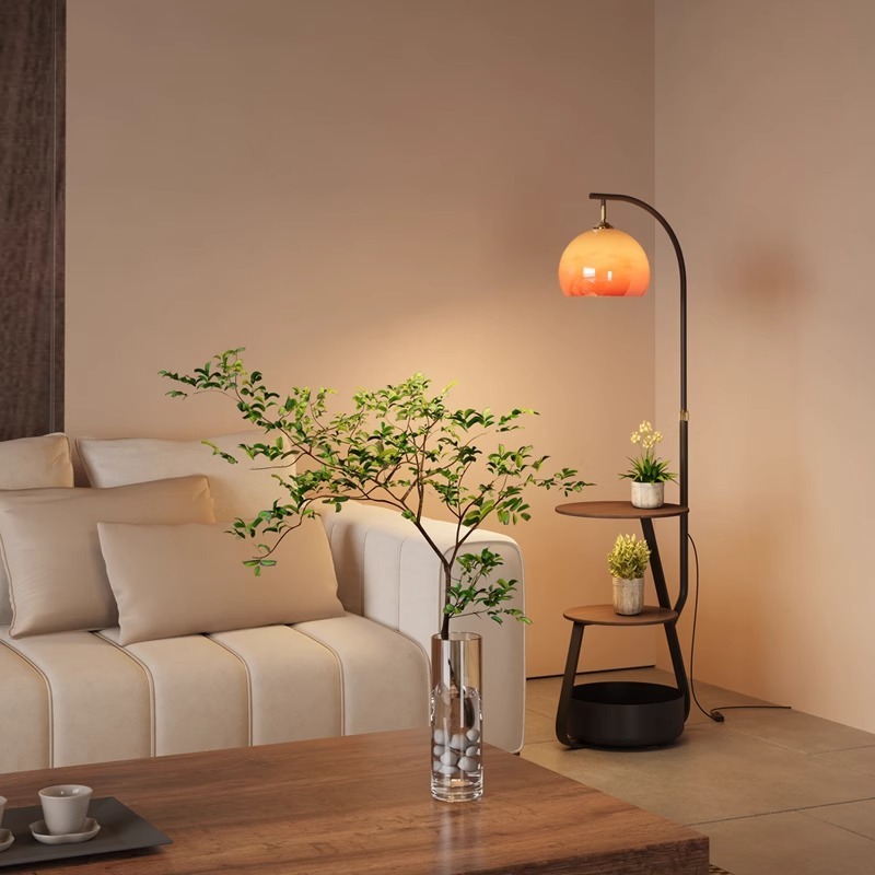 Lampa podłogowa, antyczny stol – Coffee & Tea Restaurant recenzja i cena