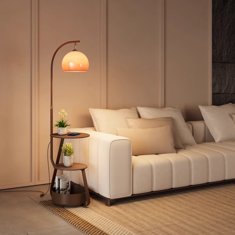 Lampa podłogowa, antyczny stol – Coffee & Tea Restaurant recenzja i cena